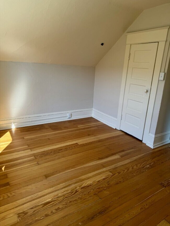 Building Photo - No Security Deposit W/ Rhino! Charming Alb...