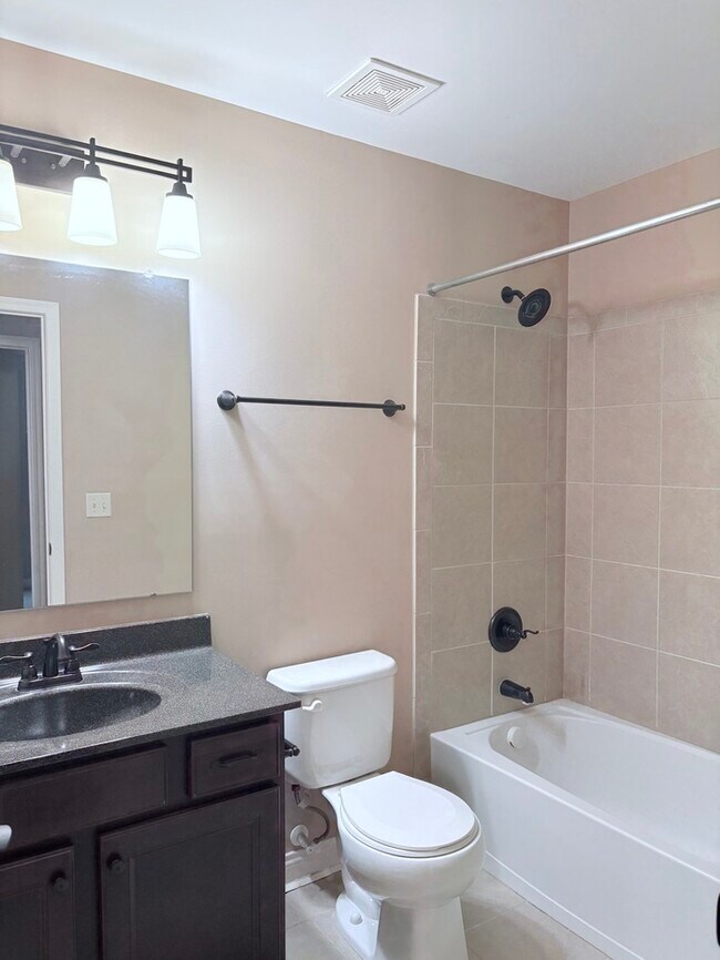 Building Photo - Charming 4 beds 2 bath in Lewis Center!