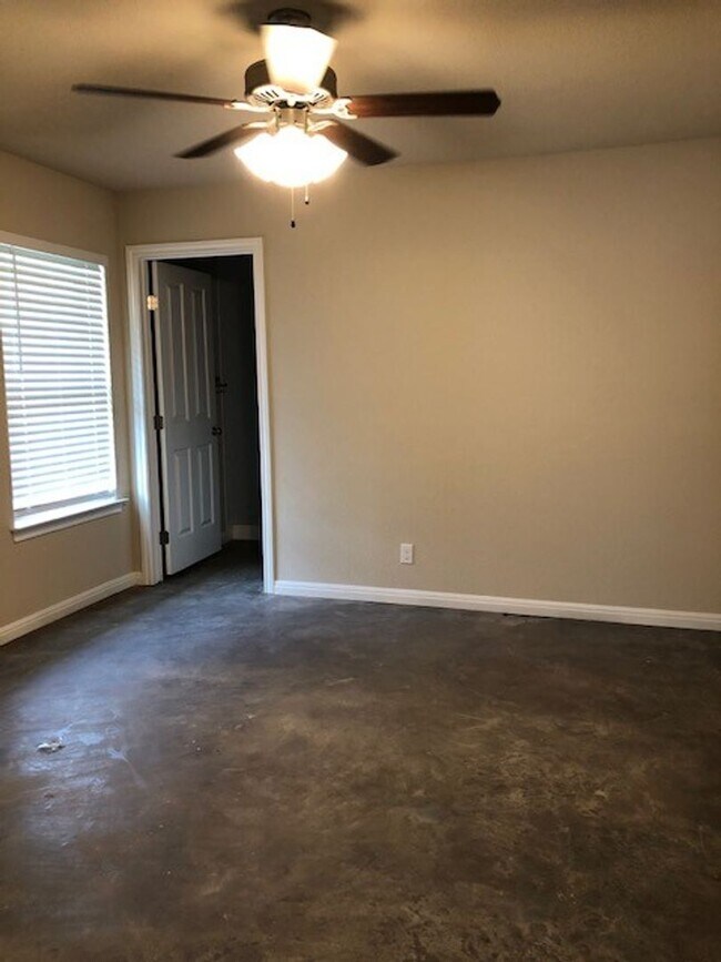 Building Photo - New 4 Bedroom 2 Bath