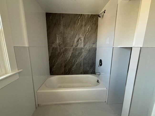 Building Photo - 2 Scofield Pl