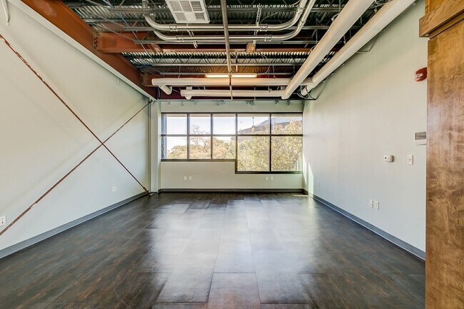 Building Photo - 1006 Houston St