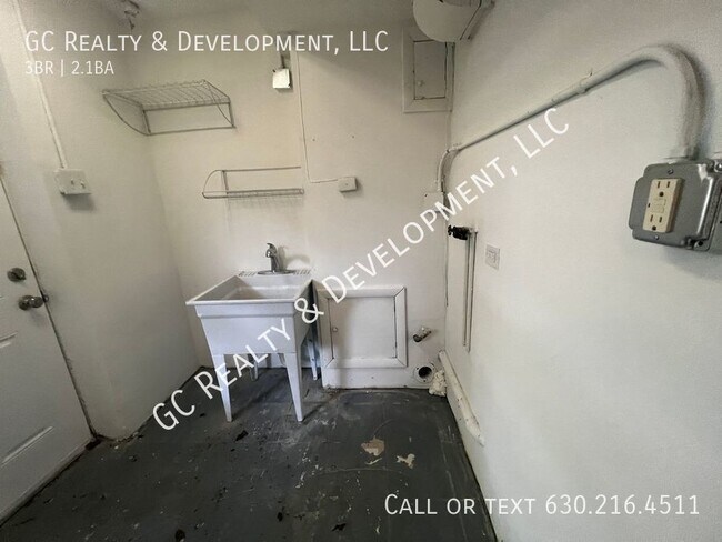 Building Photo - ***SINGLE FAMILY FLOSSMOOR HOME / 3 BDRM /...