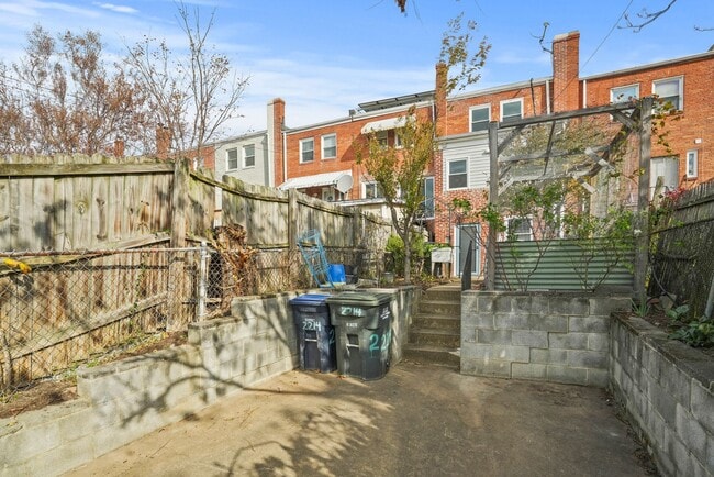 Building Photo - Brentwood Beauty