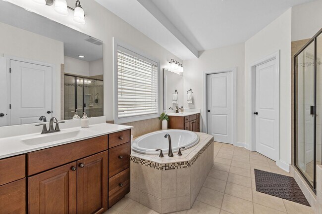 Building Photo - Gorgeous 3 Bedroom Townhome w/ Premium Fin...