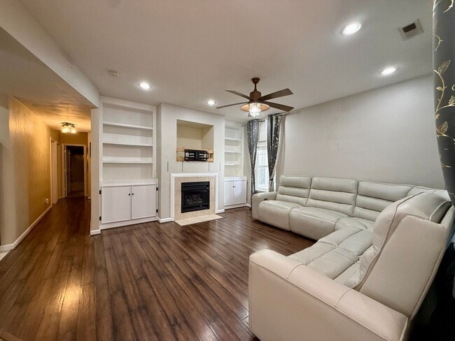 Building Photo - Spacious 3 bedroom condo minutes to the Oceanfront!