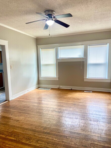 Building Photo - 516 10th Ct S