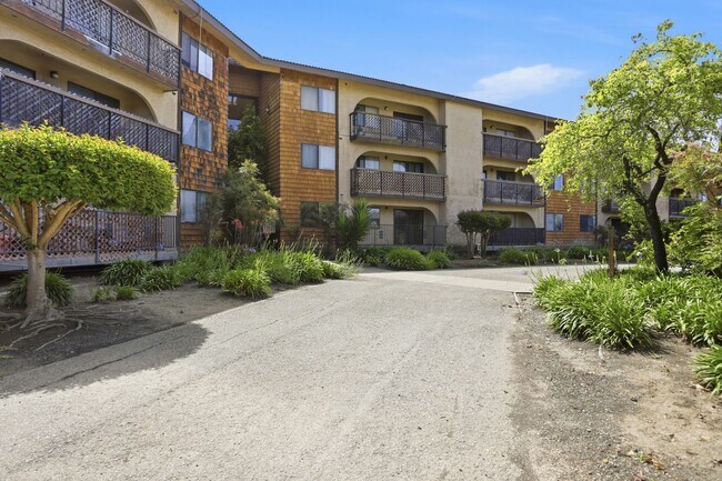 Building Photo - Gated Madonna Vista Community!