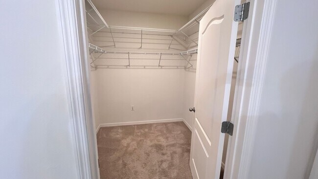 Building Photo - Beautiful 3 Bedroom, 2 Bathroom Home near ...