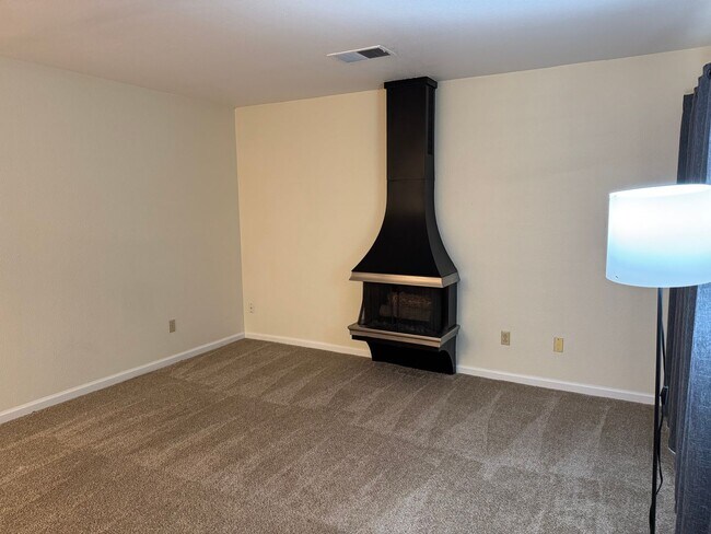 Building Photo - For Rent – Charming Woodland Condo with Co...