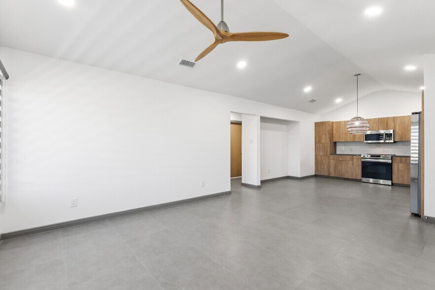 Building Photo - 1400 Hibiscus Ave