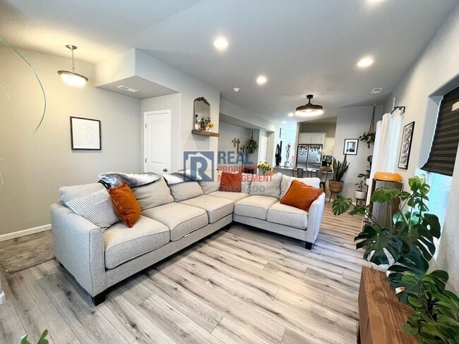 Building Photo - 942 Petra Heights