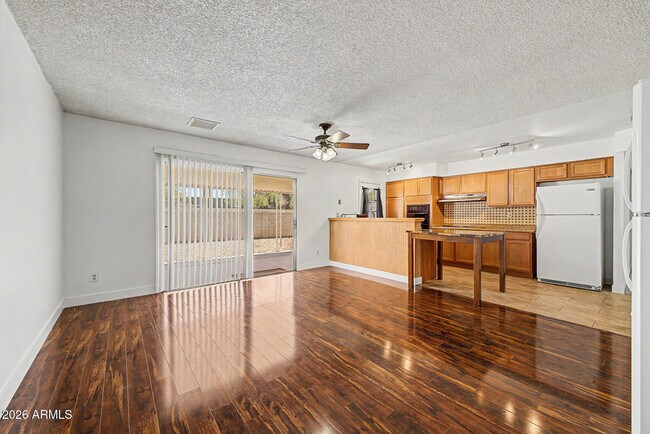 Building Photo - 1623 E Del Rio Dr
