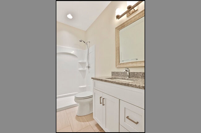 Guest Main Bath - 300 Vendella Cir