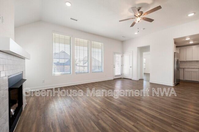 Building Photo - 710 W Jillian St