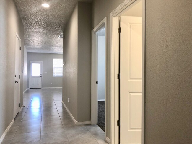 Building Photo - Amazing Home in Rio Rancho! Near Cleveland High School