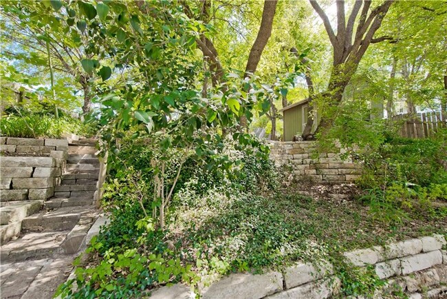 Building Photo - 605 Kingfisher Creek Dr - Nature lovers pa...