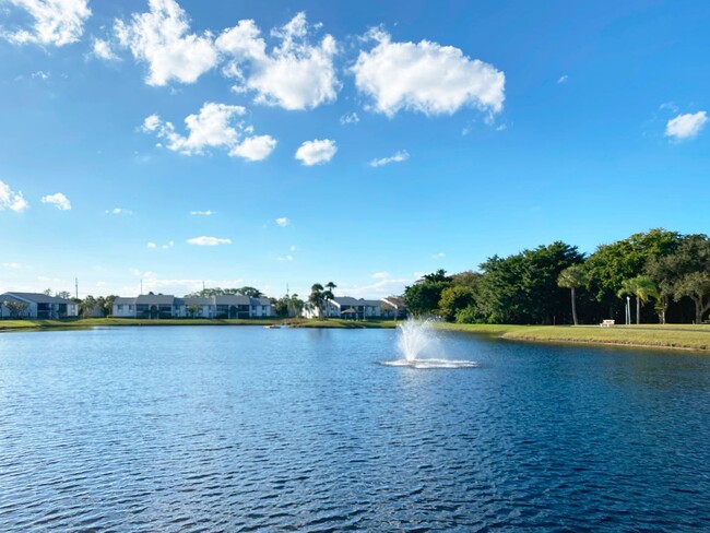 Building Photo - Beautiful 2 Bed / 2 Bath in Palm Club Vill...