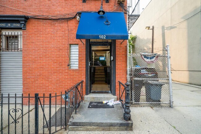 Building Photo - 450 1st St