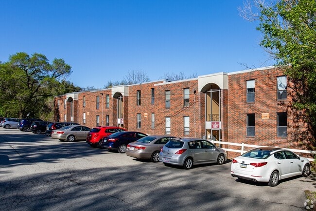 Interior Photo - PINE VIEW APARTMENTS -- 059