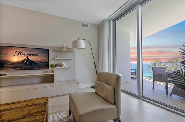 Building Photo - 4011 S Ocean Dr