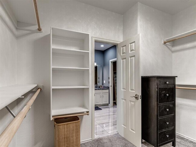 Building Photo - 6162 N Brookline Ave