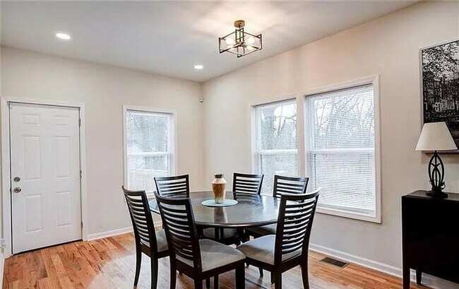 Building Photo - Elegant 3 BD 2.5 BA Home Offering Luxury Living in the Heart of Atlanta