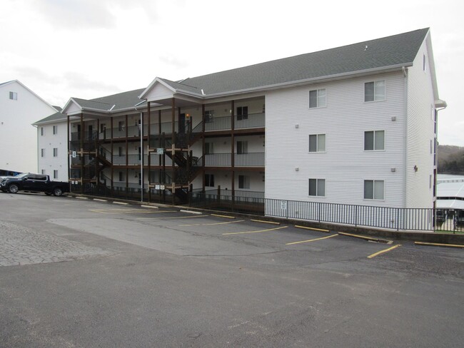 Building Photo - Lakefront 2 bedroom Condo For Rent