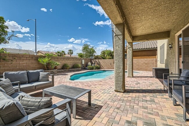 Building Photo - Dont Miss This Gorgeous 4 bed 3 bath plus Loft!