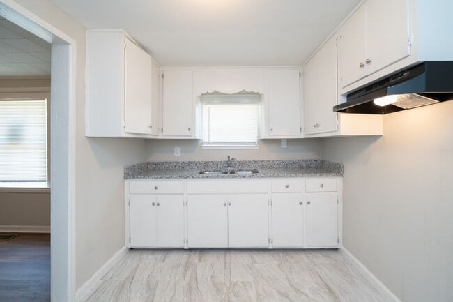 Building Photo - 510 W Lake Dr