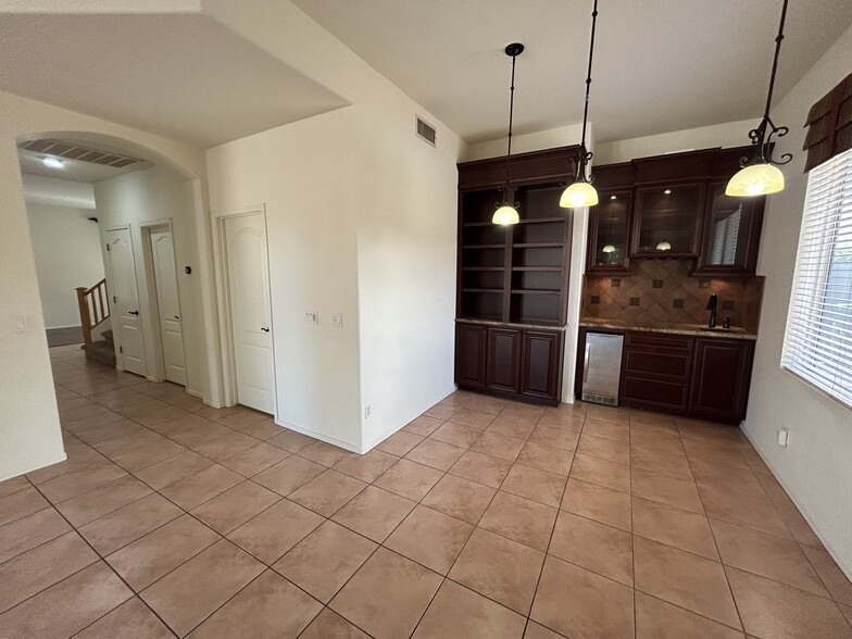 Building Photo - 9885 S La Rosa Dr