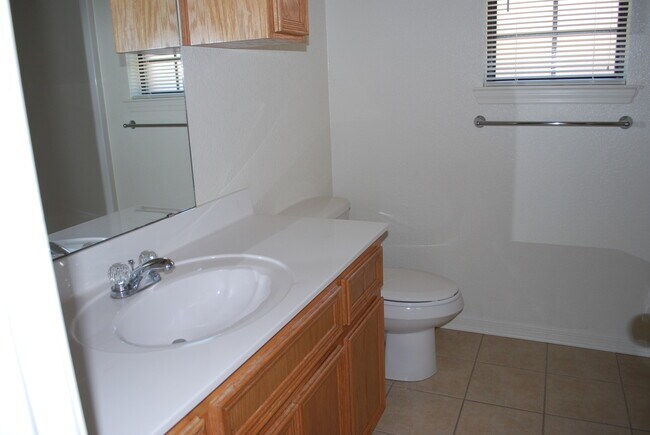 Building Photo - 913Daisy