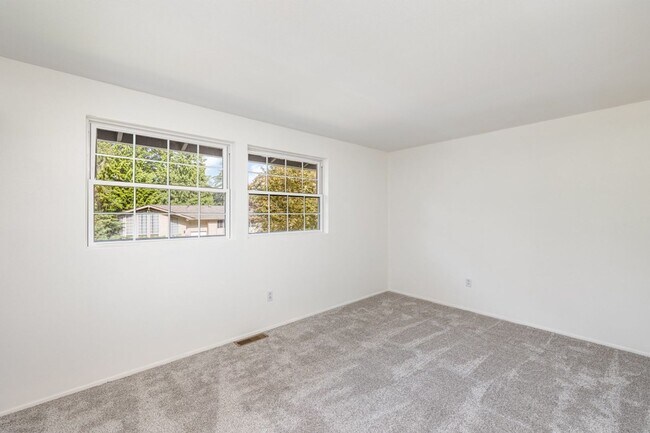 Building Photo - 4Bd/2.5Ba Bellevue Home