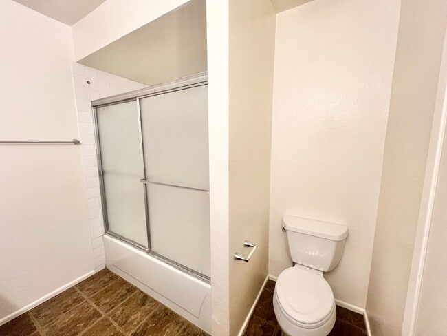 Building Photo - Roomy Signal Hill condo in Hillside Pines ...