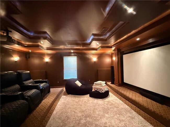 Building Photo - 1880 Manor View