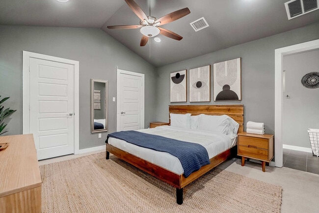 Building Photo - 2002 Rosewood Ave