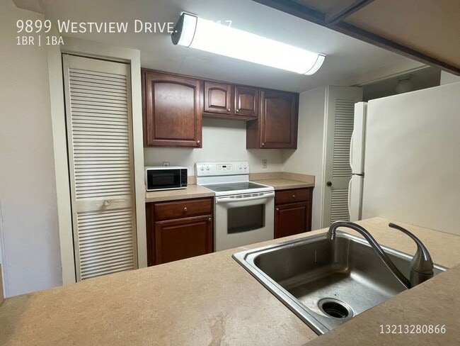 Building Photo - 9899 Westview Dr