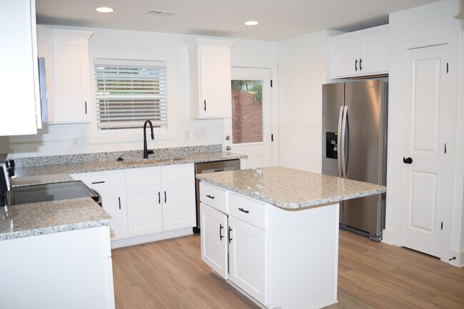 Building Photo - Prime Location! 3BR Townhome with 2.5 Baths