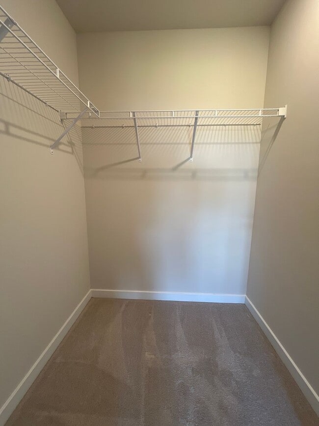 Building Photo - Beautifully maintained 3-bedroom, 2.5-bath...