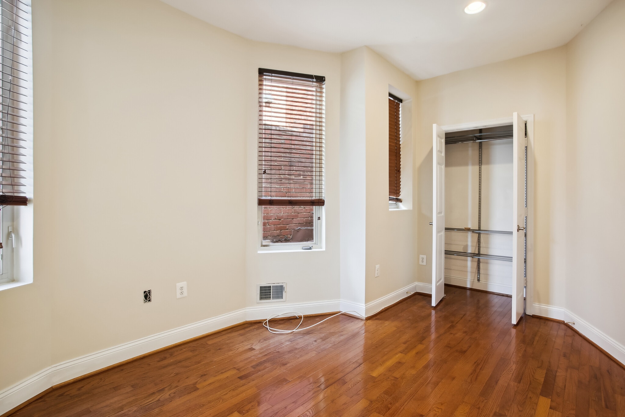 Center Bedroom - 76 R St NW