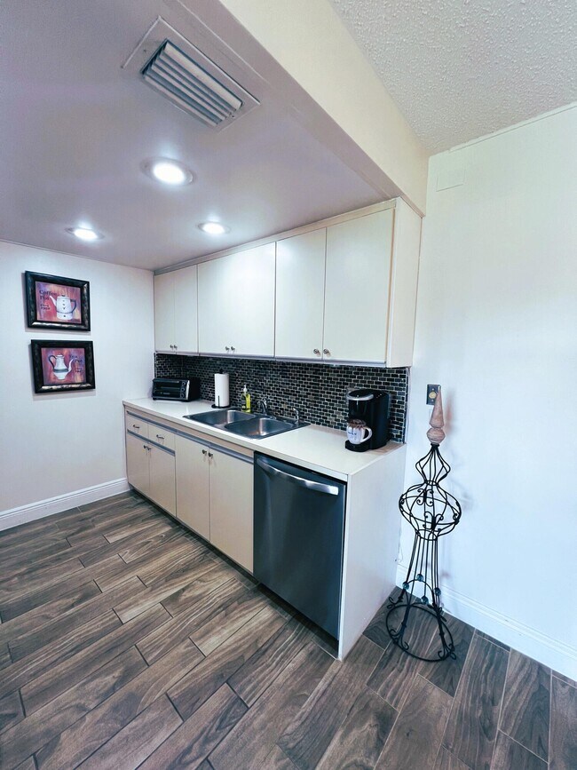 Building Photo - 3402 Bimini Ln