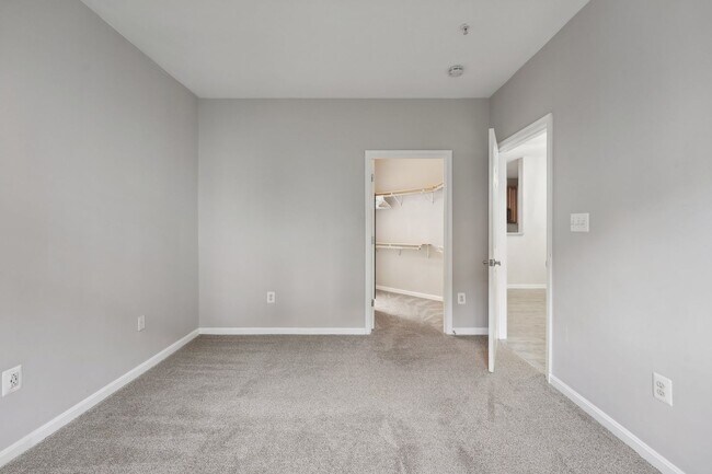 Building Photo - Welcome to this beautiful and bright one-b...
