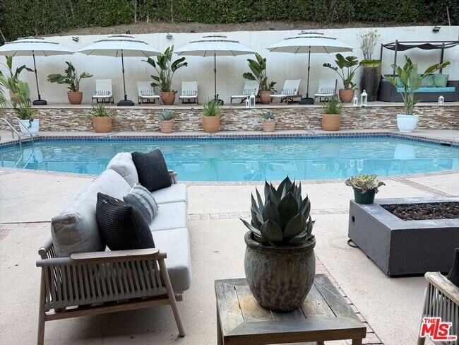 Building Photo - 1727 San Ysidro Dr