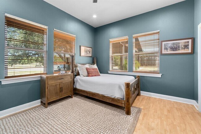 Building Photo - 2300 W Fitzhugh Rd