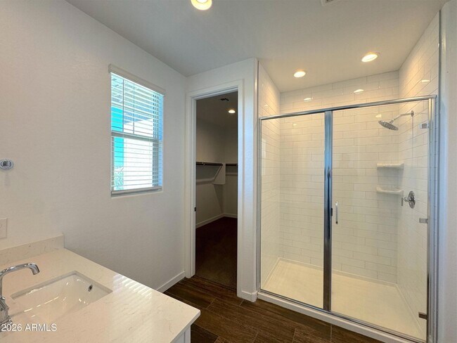 Building Photo - 9903 E Tillman Ave