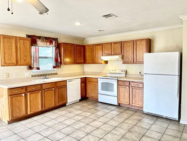 Building Photo - House in SE Austin Near Airport and Tesla!