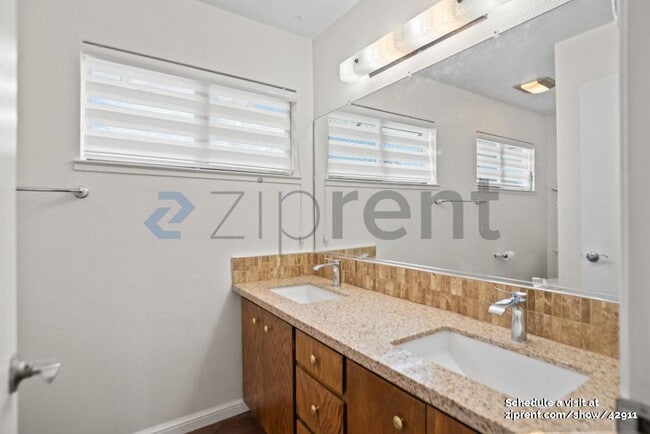 Building Photo - 1425 Valerie Ln