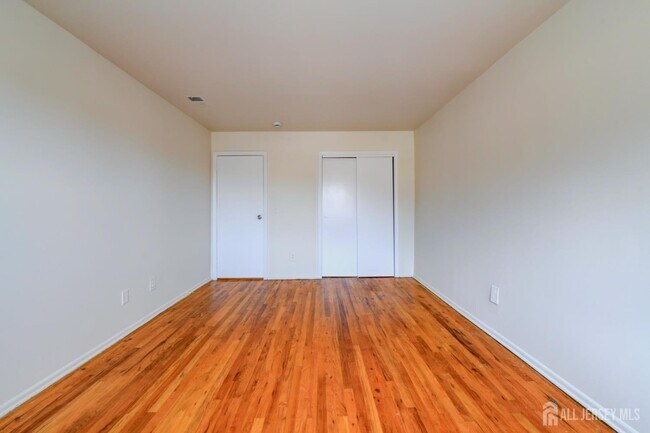 Building Photo - 6 College Dr