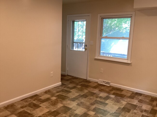 Building Photo - 2 Bedroom Single Family Home in Hampton He...