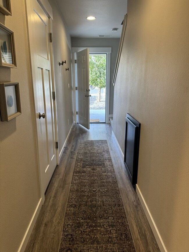 Building Photo - Furnished Hermiston Rental