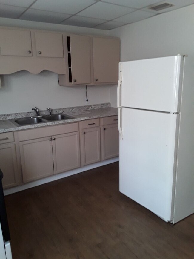 Building Photo - Great location two bedroom one bath with a...